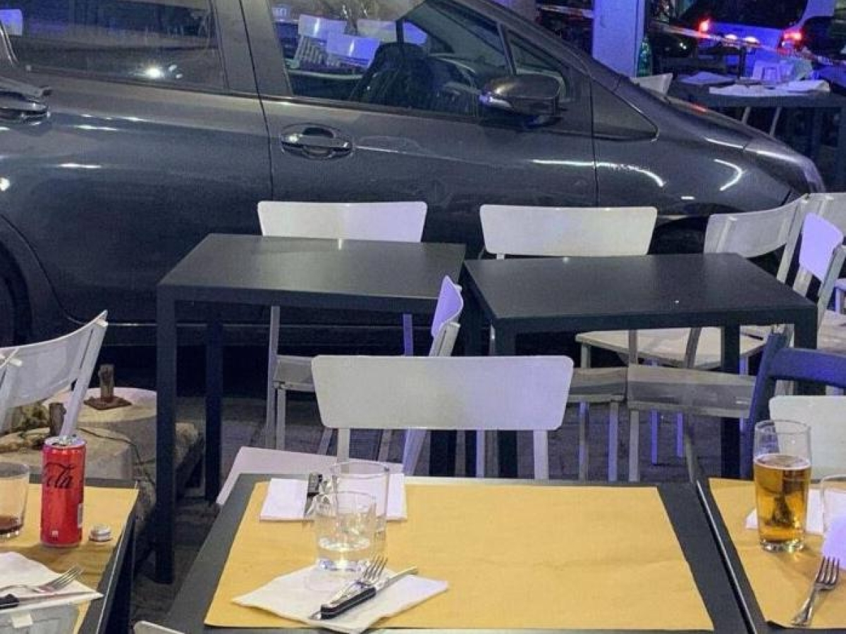 Roma, auto piomba sui tavoli del ristorante al quartiere Trieste: due feriti ricoverati in ospedale. Il precedente del 2007 con una ragazza morta