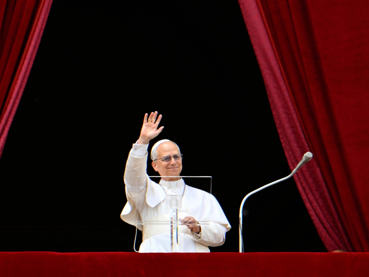 Papa Leone XIV si affaccia sulla piazza, l Papa Leone XIV si affaccia sulla piazza, l