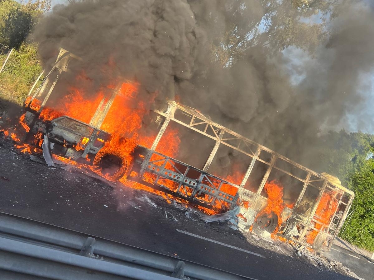 Grosseto, autobus di linea in fiamme sull'Aurelia (che è rimasta chiusa per 5 ore)