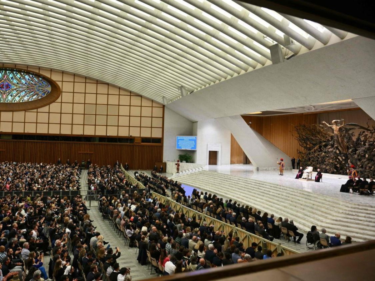 Papa Leone XIV, il primo incontro con la stampa in diretta | «Disarmiamo le parole per disarmare il mondo». Poi scherza sul tennis: «Sì a una partita ma non con Sinner...»