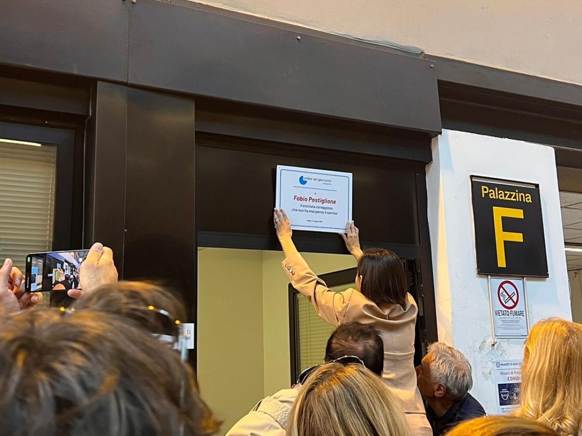 Napoli, la sala stampa del Palazzo di Giustizia dedicata a Fabio Postiglione, «cronista coraggioso che non ha mai perso il sorriso»