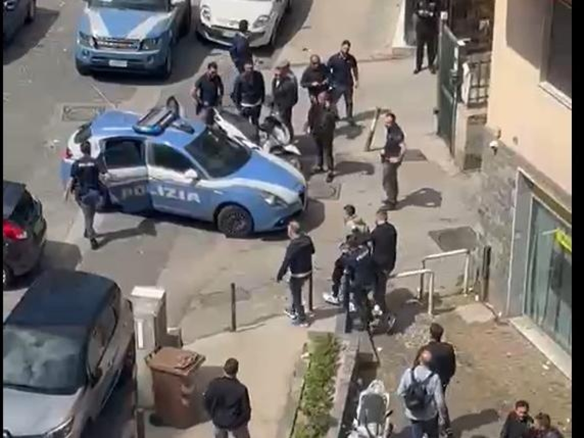 Napoli, rapina alle Poste in via Caravaggio: scatta l'allarme, volano gli elicotteri e la polizia arresta i due criminali