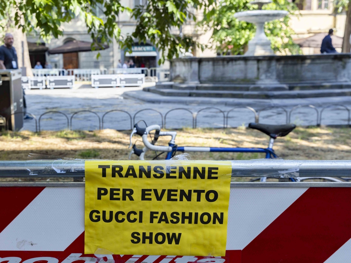 Santo Spirito, transenne e polemiche per l'evento Gucci (e la piazza viene tirata a lucido)