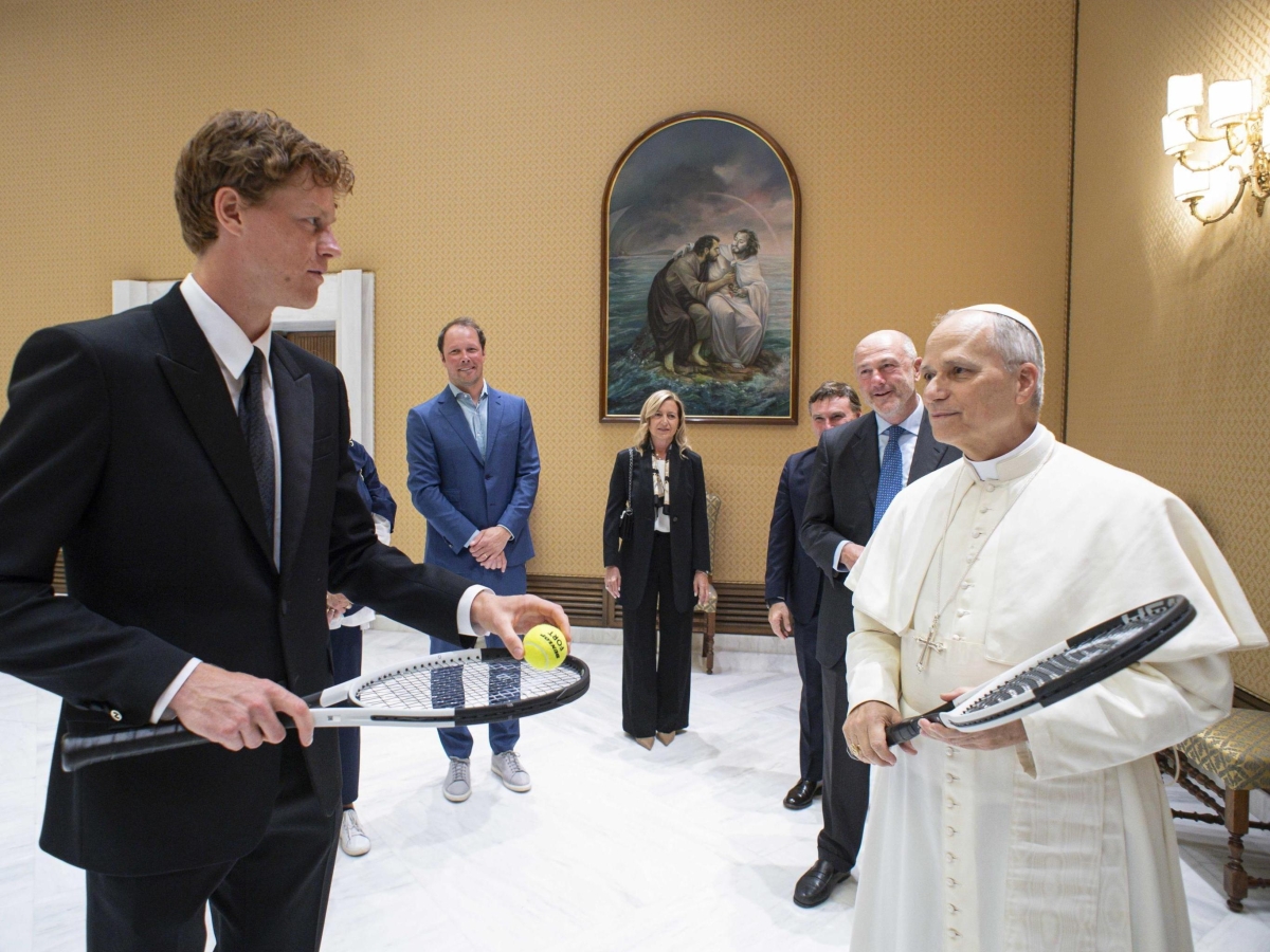 Sinner dal Papa (con due racchette): «Vuole che giochiamo un po’?». «Qui è meglio di no, lasciamo stare»