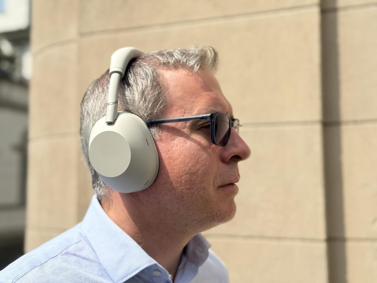 Le cuffie con 12 microfoni che cancellano (quasi) ogni suono: la prova di Sony WH-1000XM6