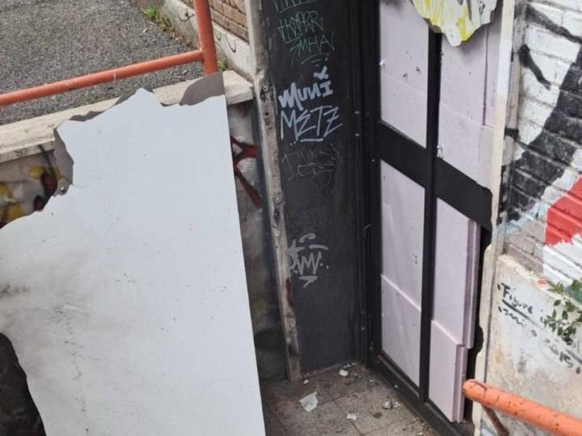 Garbatella, ordigno esplosivo contro l'ingresso del centro socio-culturale «La strada»