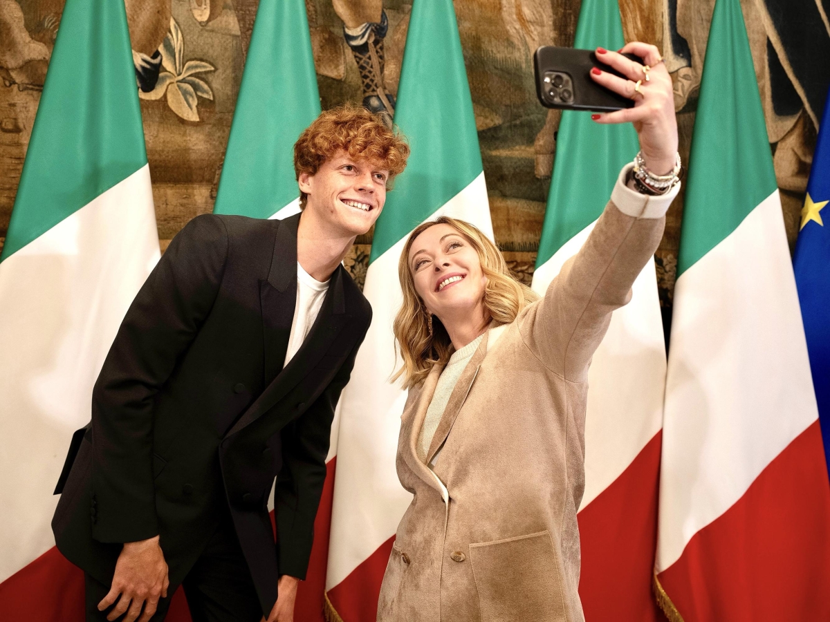 Quella sfida a burraco tra Meloni e Sinner (vinta alla fine da Jannik)