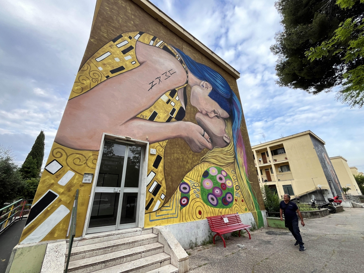 Roma, da Albertone a Totti: personaggi, storie e colori sugli edifici dei quartieri