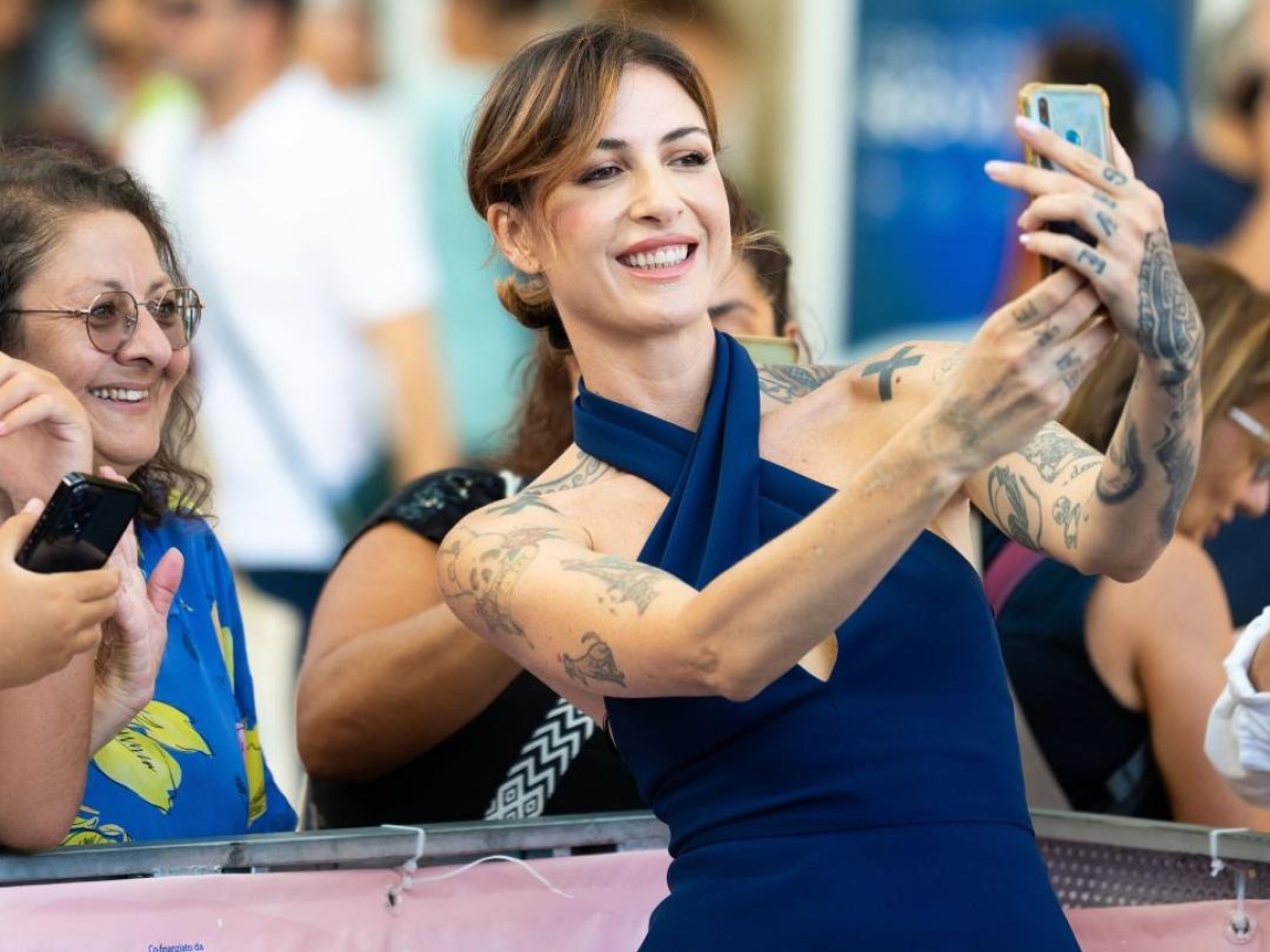 Ema Stokholma: «Papà diceva: torno lunedì, e poi ricompariva dopo anni. Sono al 40esimo trasloco»