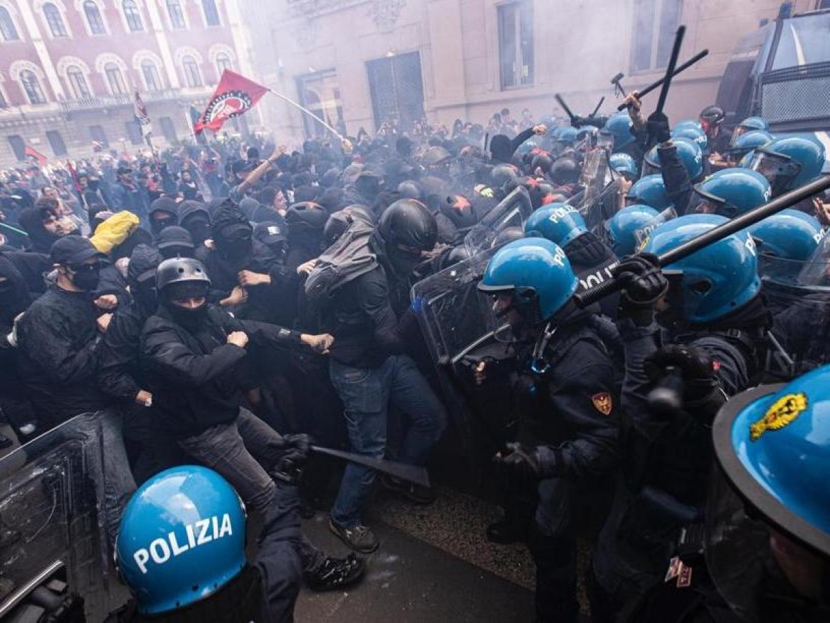 Milano, scontri e cariche alla manifestazione anti Remigration Summit: «Make Europe Antifa Again». Sassaiole e idranti al corteo