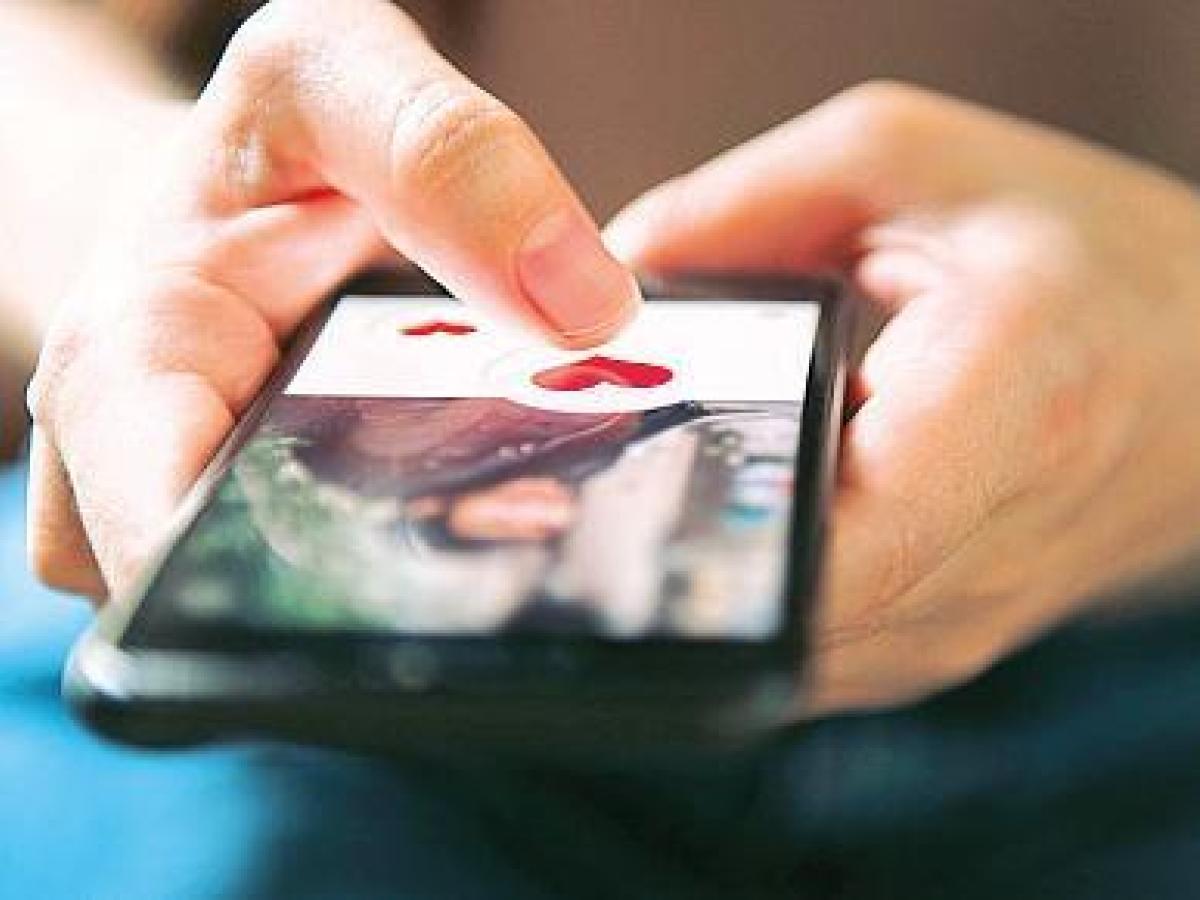 Allarme nelle scuole di Napoli: il 90% degli studenti coinvolto in chat hard, il 30% è in una baby gang
