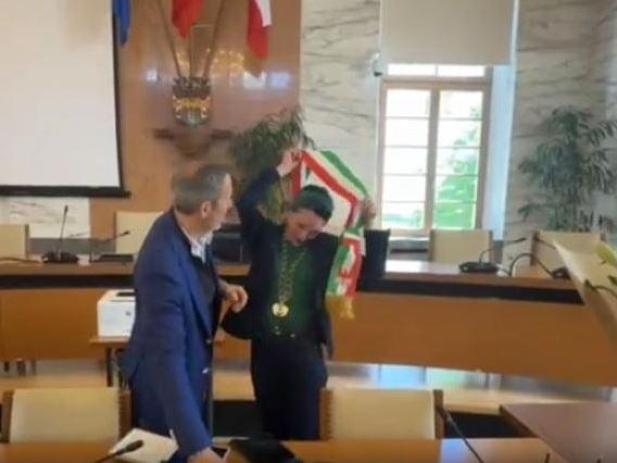 Meloni sul Tricolore a Merano: «Non è un ornamento ma il simbolo dell’unità»