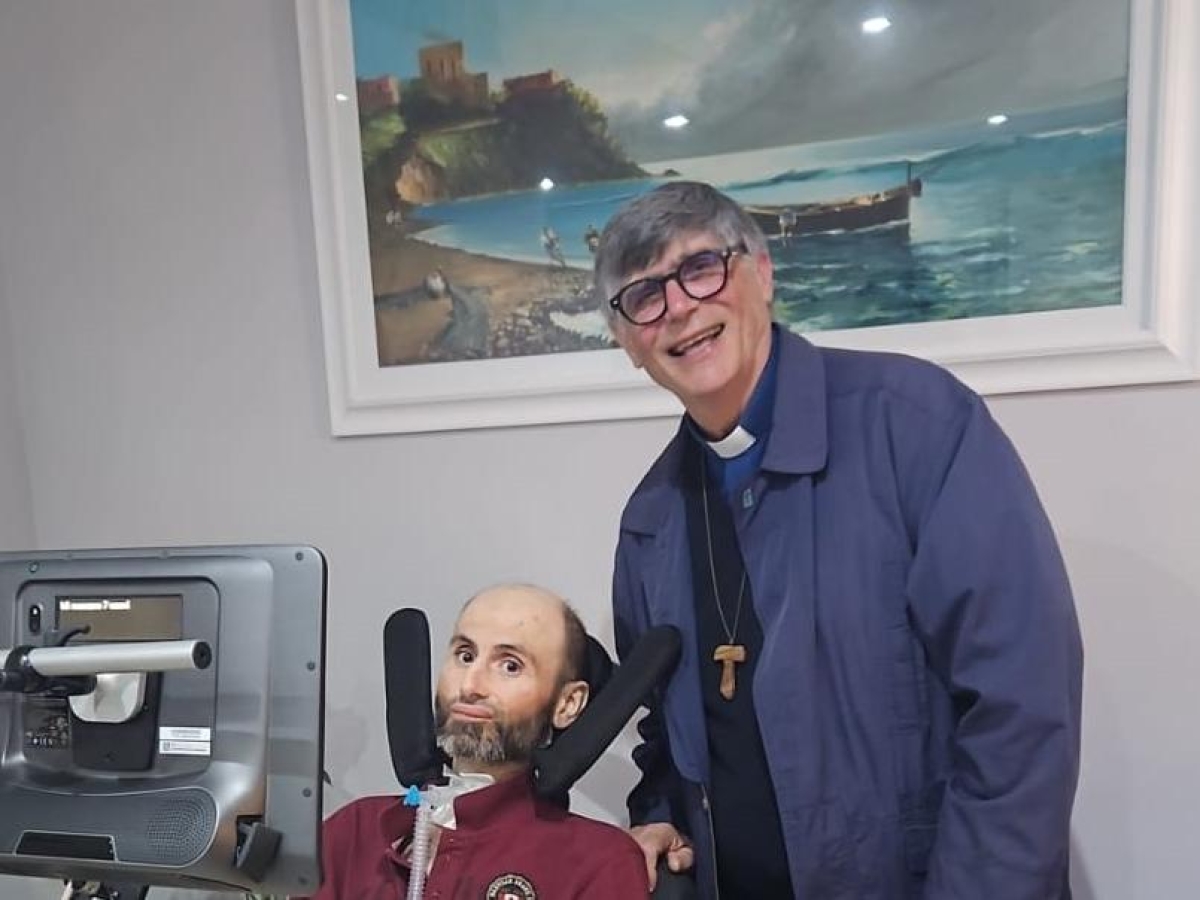 Ammalato di Sla riprende gli studi universitari e don Patriciello lo va a trovare per congratularsi