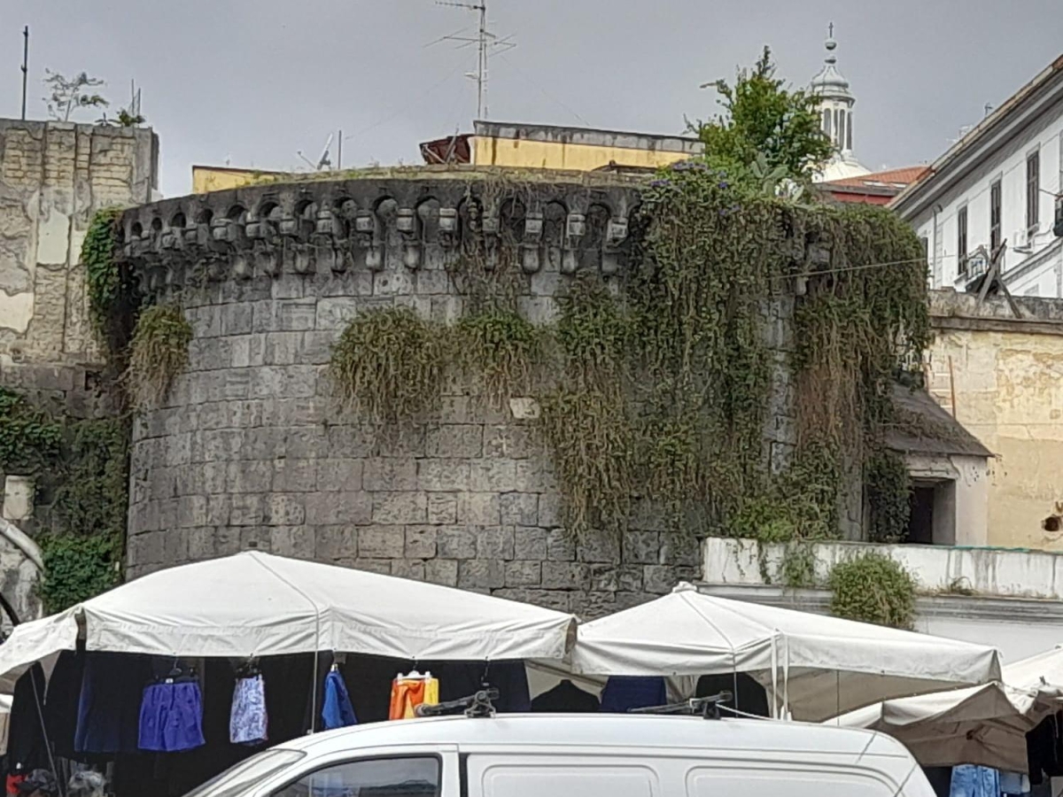 Napoli, mercatali e associazioni insieme per salvare Porta Nolana