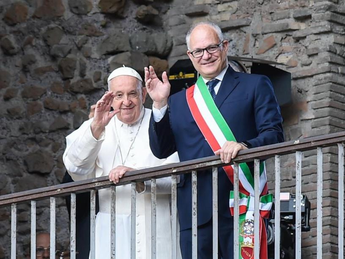 Da Rutelli a Raggi e Gualtieri: le foto dei sindaci di Roma che hanno incontrato gli ultimi Papi