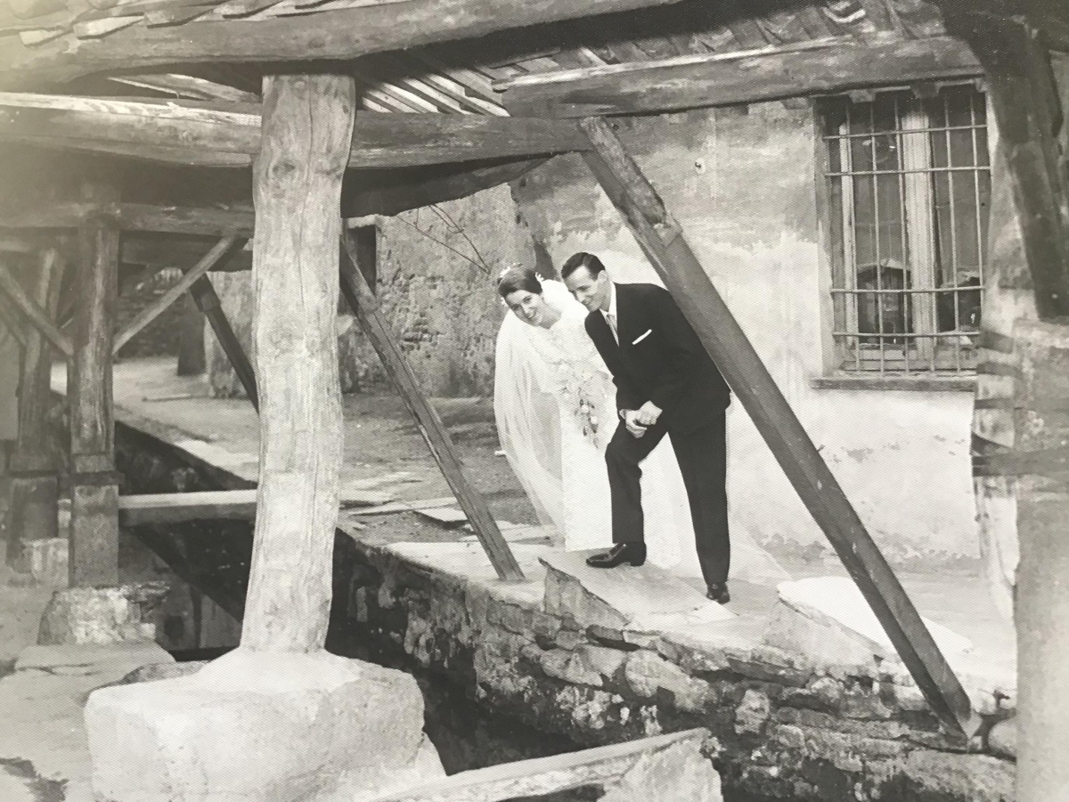 Gli sposini il giorno delle nozze e la foto ricordo al Vicolo dei Lavandai: lo scatto del 22 maggio 1965