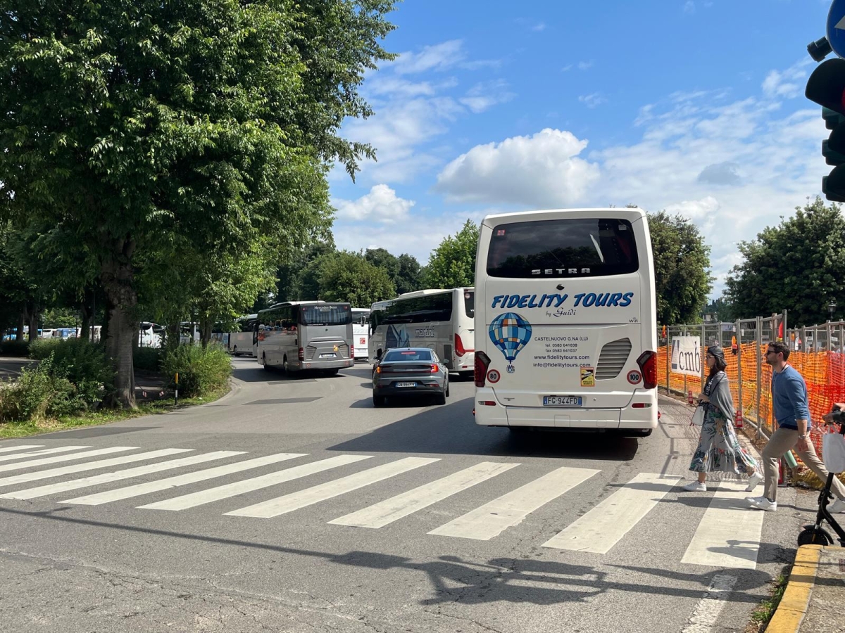 Bus turistici a Firenze, il Comune ci riprova: «Il 1 luglio via dal Lungarno»