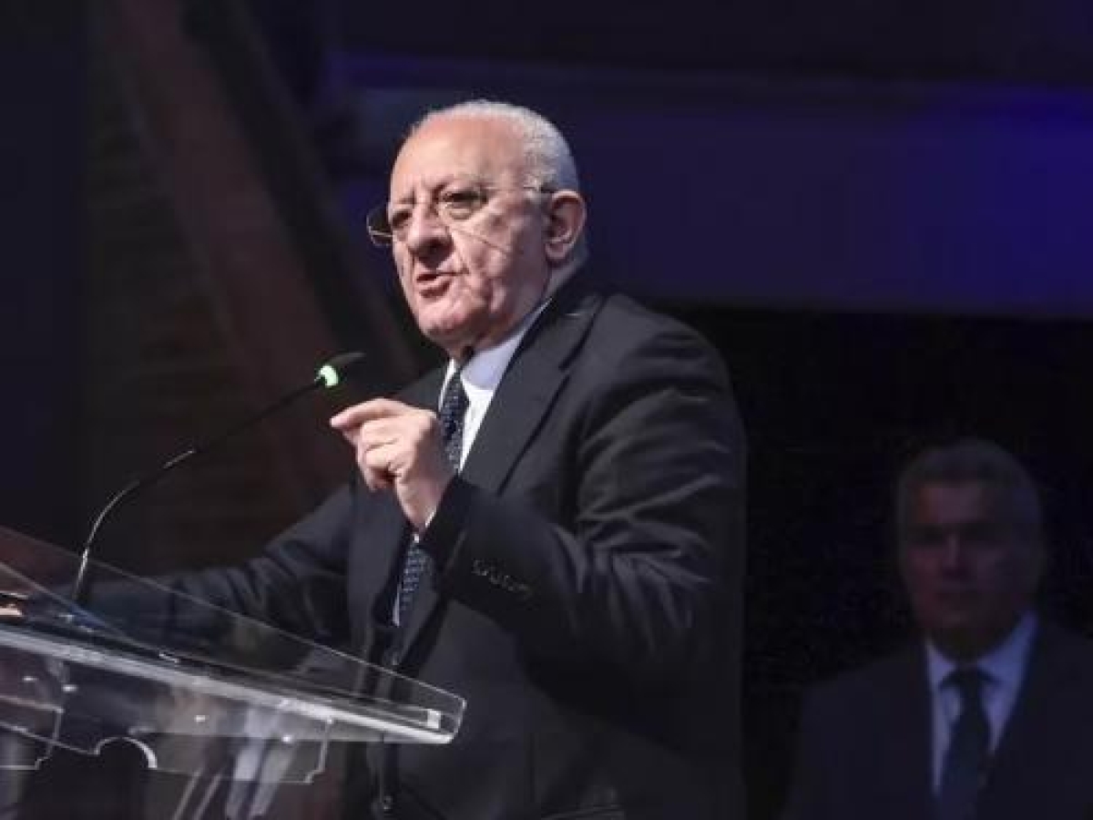 De Luca agli industriali: «Non permetterò che la Campania ridiventi una palude, la Regione non funziona con lo Spirito Santo»