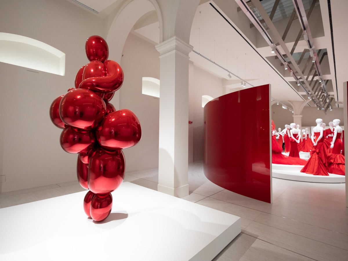 Fondazione Valentino, in mostra il celebre rosso tra arte e moda: «Vita e passione contro la cupezza»