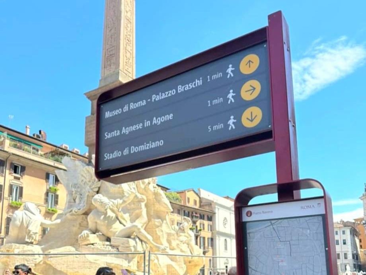 Roma, la palina di piazza Navona «brutta e sbagliata» bocciata dalla Sovrintendenza: verrà rimossa