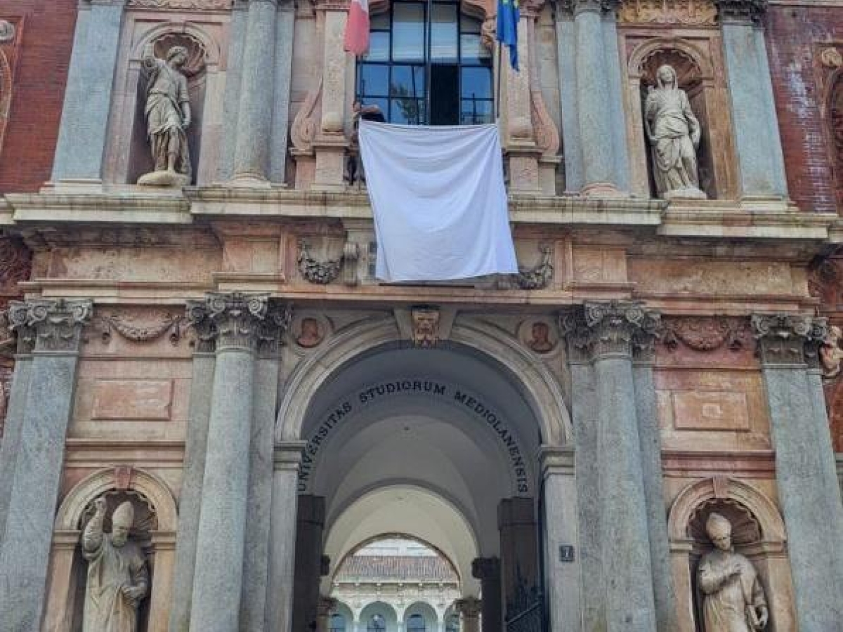 Milano, un «sudario» bianco alla Statale per i morti di Gaza: l'università aderisce alla campagna pro Palestina