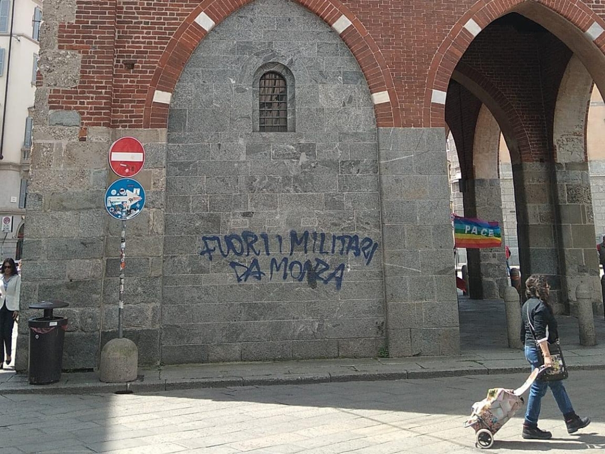 L'Arengario vandalizzato nella notte, blitz contro i giochi di guerra: «Fuori i militari da Monza»