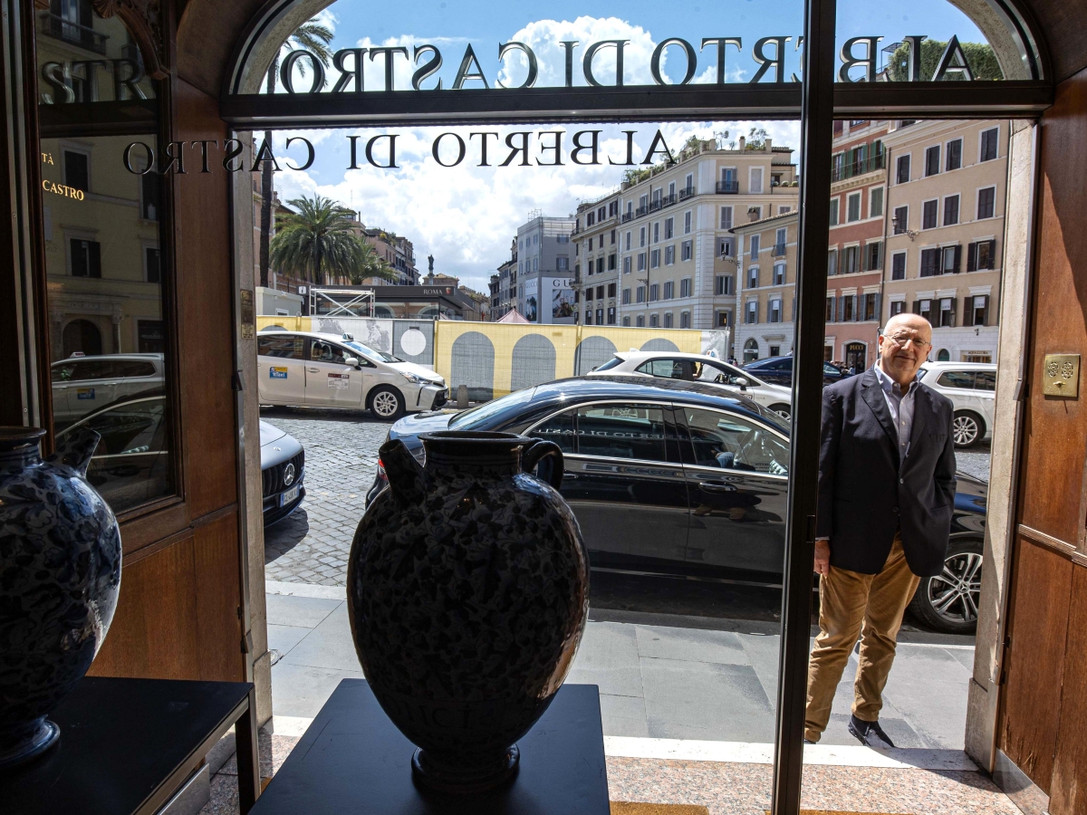 Chiosco per turisti a piazza di Spagna, l'appello dell'antiquario: «Invito qui Gualtieri a vedere con i suoi occhi il danno, indecoroso»
