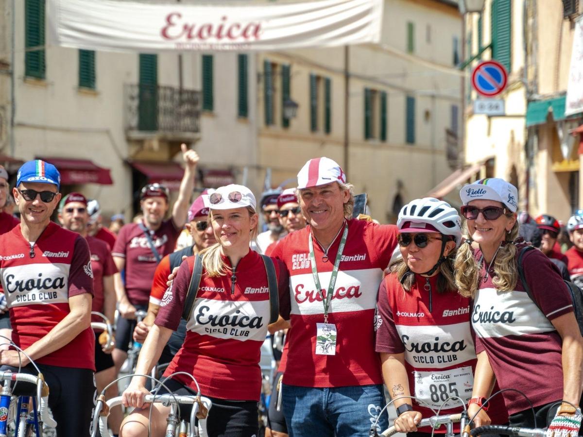 Eroica di Montalcino, la corsa in bici d'epoca tra cicloamatori temerari. E Denis, 90 anni, sfida Lorenzo che ne ha dodici