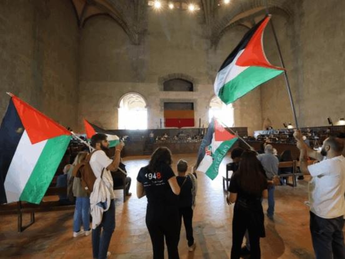 Napoli, bandiere in Consiglio: l'assemblea riconosce lo Stato palestinese