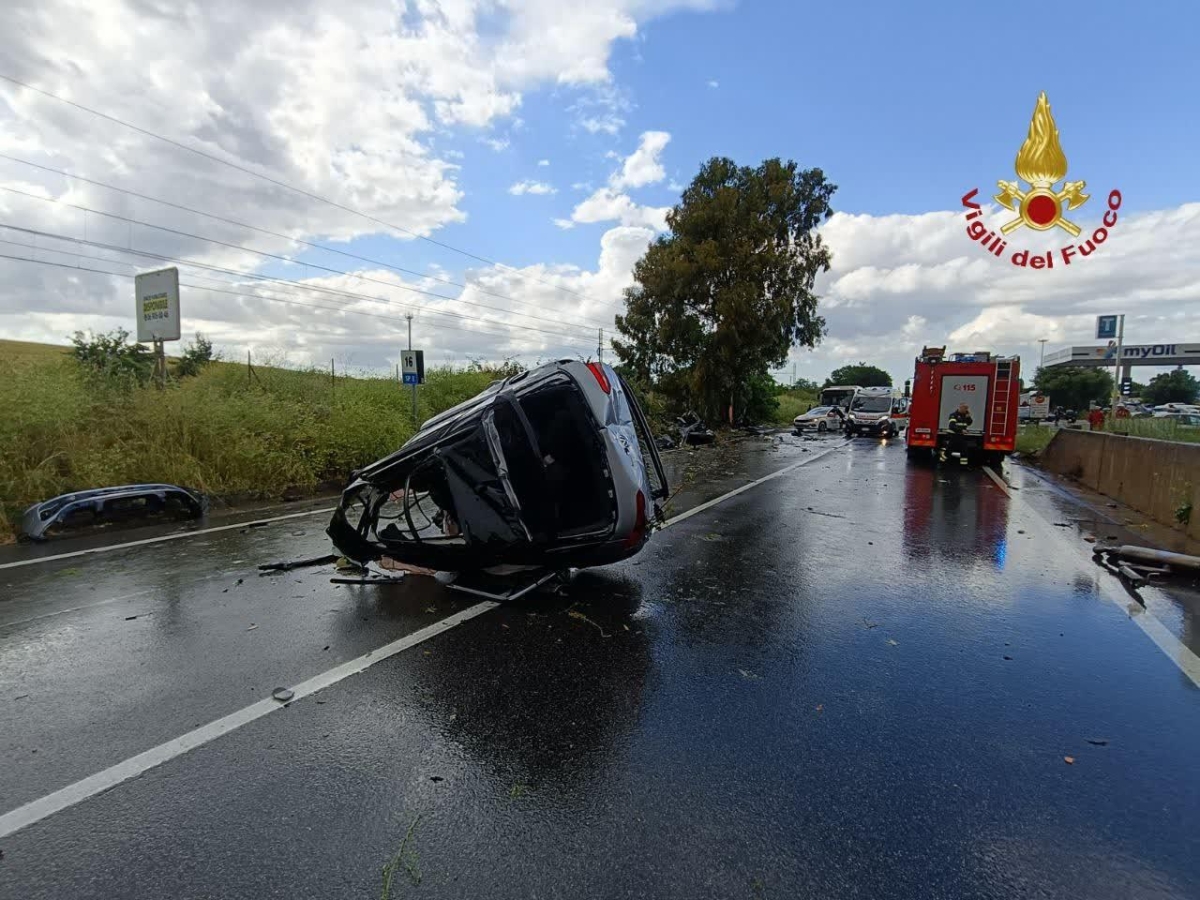 Incidenti stradali, auto finisce contro un albero e si ribalta in via Ardeatina: un morto e quattro feriti gravi