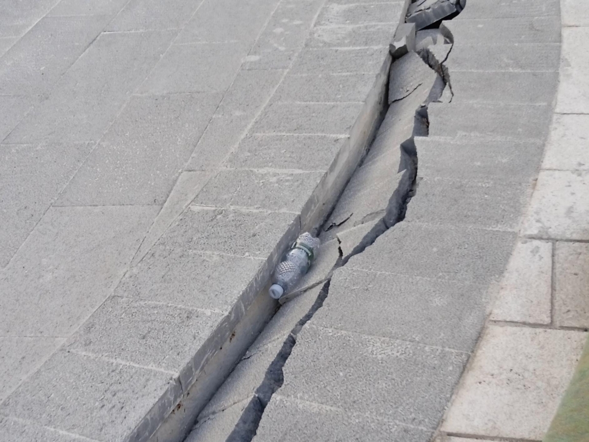 Roma, i danni del Concertone in piazza San Giovanni: ancora fermi i lavori di ripristino del pavimento spaccato della fontana