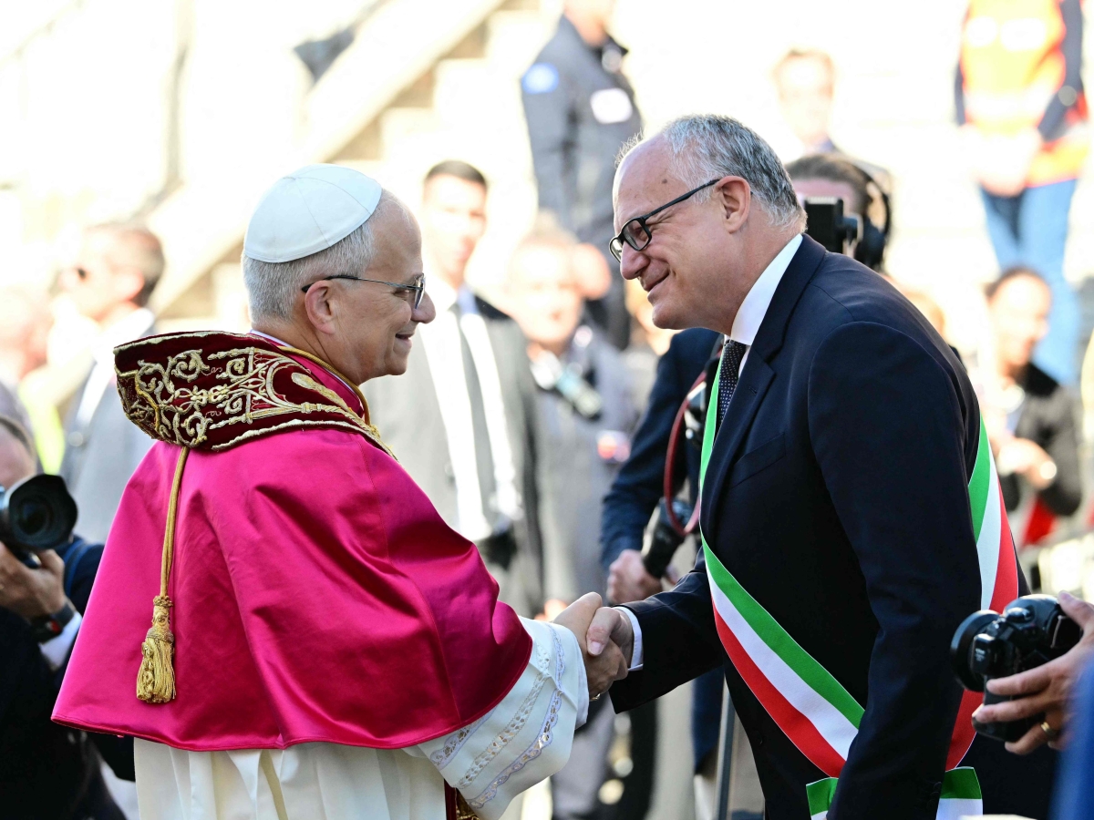 Papa Leone XIV oggi la giornata in diretta | Il Regina Coeli a San Pietro: «Abbraccio a chi soffre per la guerra, invochiamo coraggio per la pace». Poi in Campidoglio e nelle due basiliche