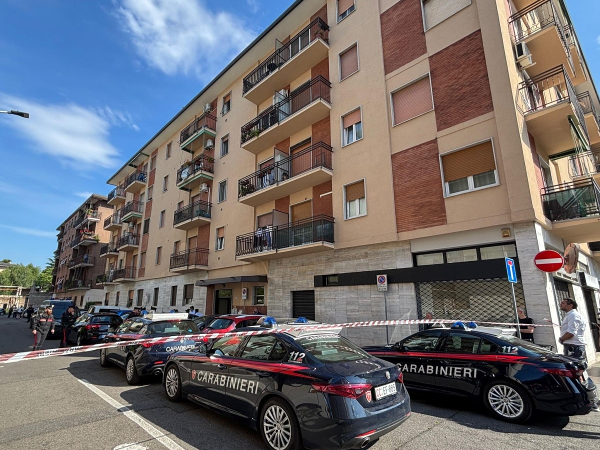 Legnano, donna di 35 anni uccisa in casa: aveva un coltello nella schiena. Verifiche su un'auto bianca parcheggiata vicino