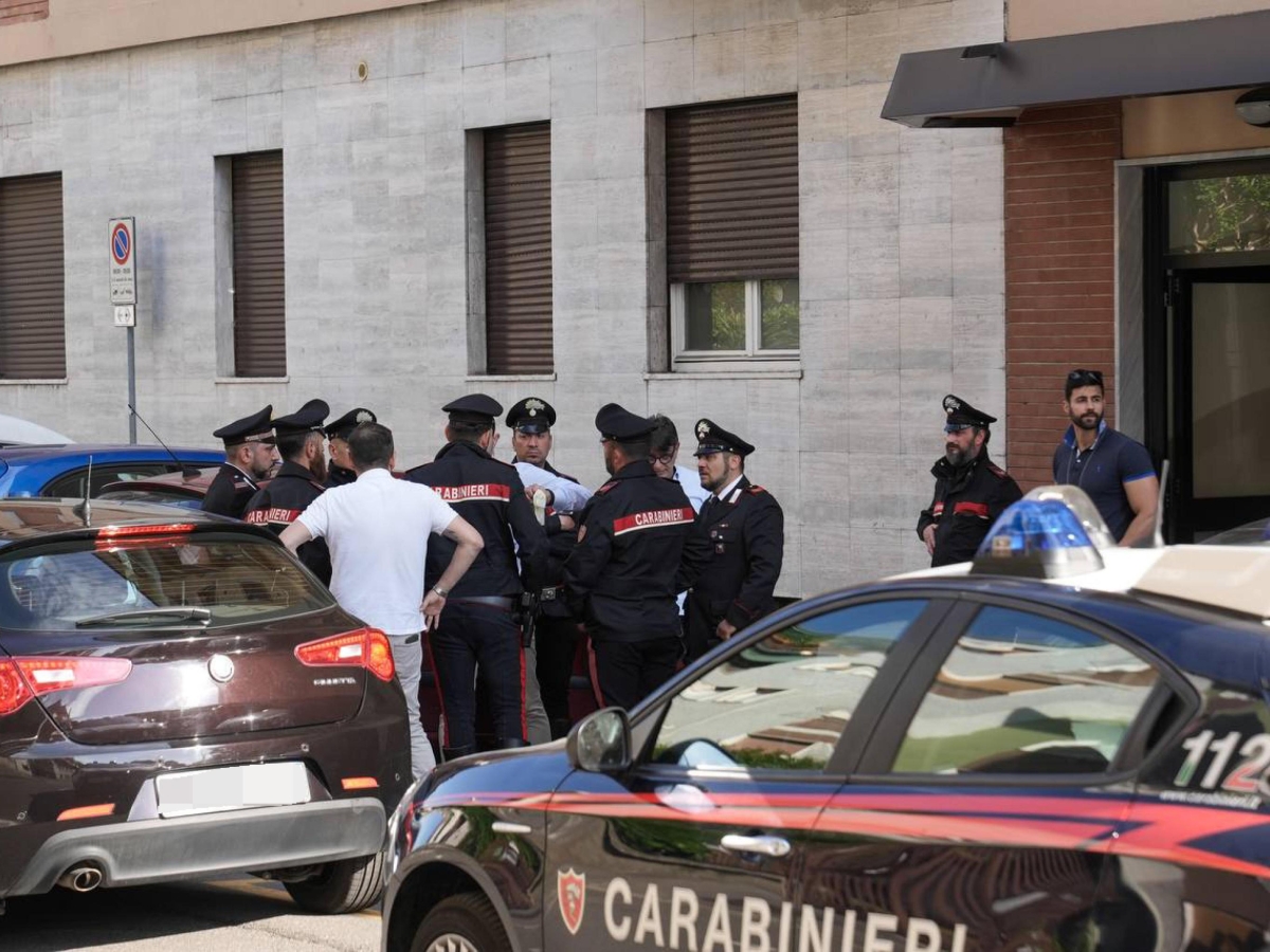 Il delitto di Vasilica: caccia alle impronte del killer sul coltello. In strada l'ultima immagine in vita della donna