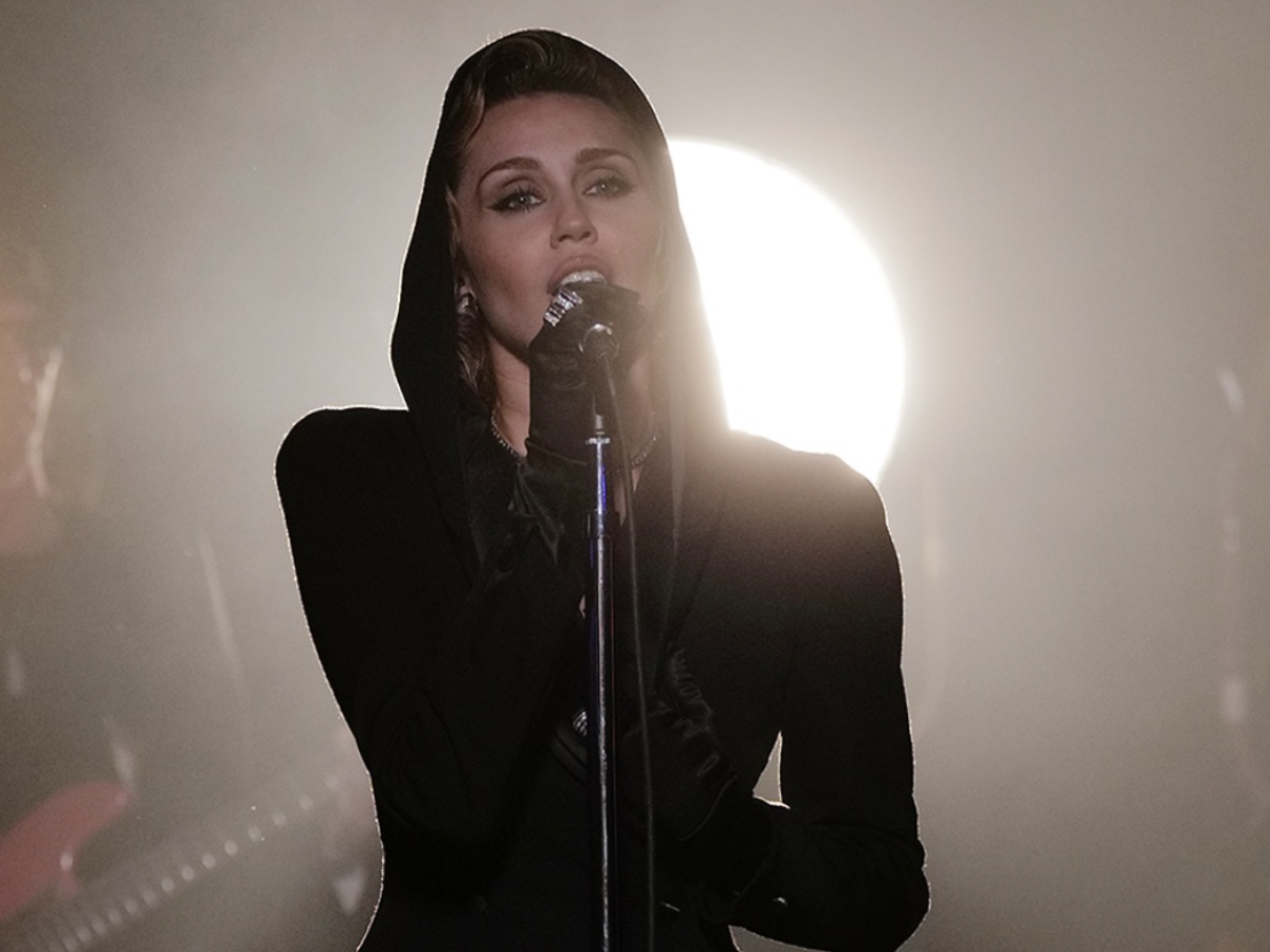 Miley Cyrus: «Sono caduta di notte sulla Walk of Fame e sono finita in terapia intensiva per un'infezione alla gamba»