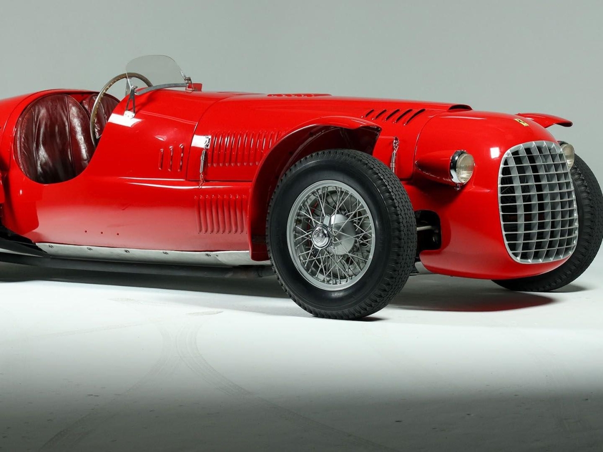 Cernobbio, la Ferrari battuta all'asta per 7,5 milioni di euro: l'esemplare è una delle due 166 Spyder Corsa