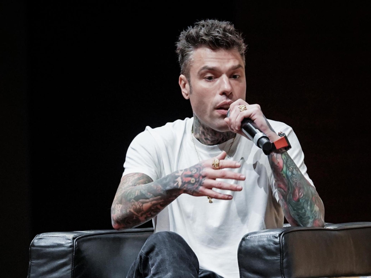 Fedez al congresso dei giovani di Forza Italia: rispetto per Berlusconi, attacchi ai magistrati, a Sala e a Travaglio