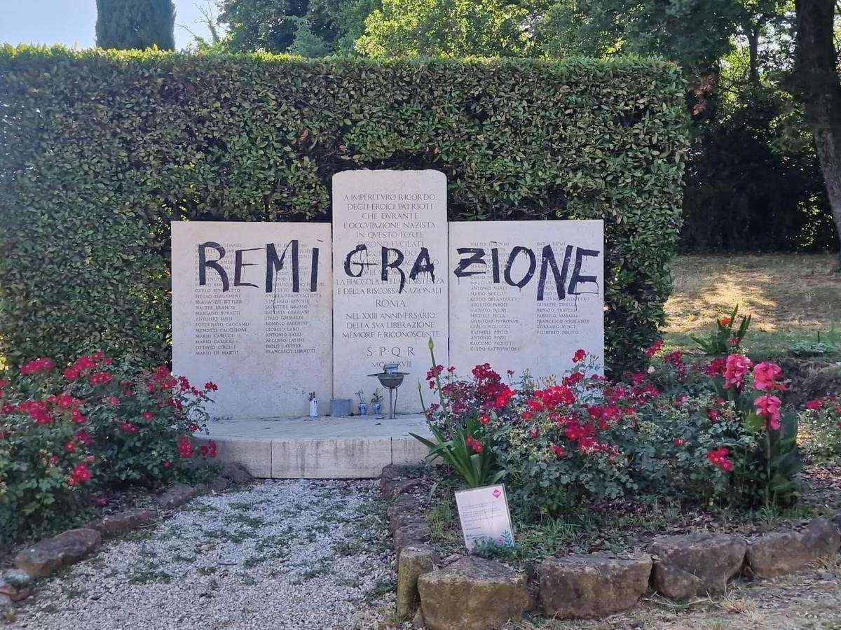 Roma, oltraggiata di nuovo la lapide ai martiri di Forte Bravetta: «Hanno scritto "remigrazione", vergogna»