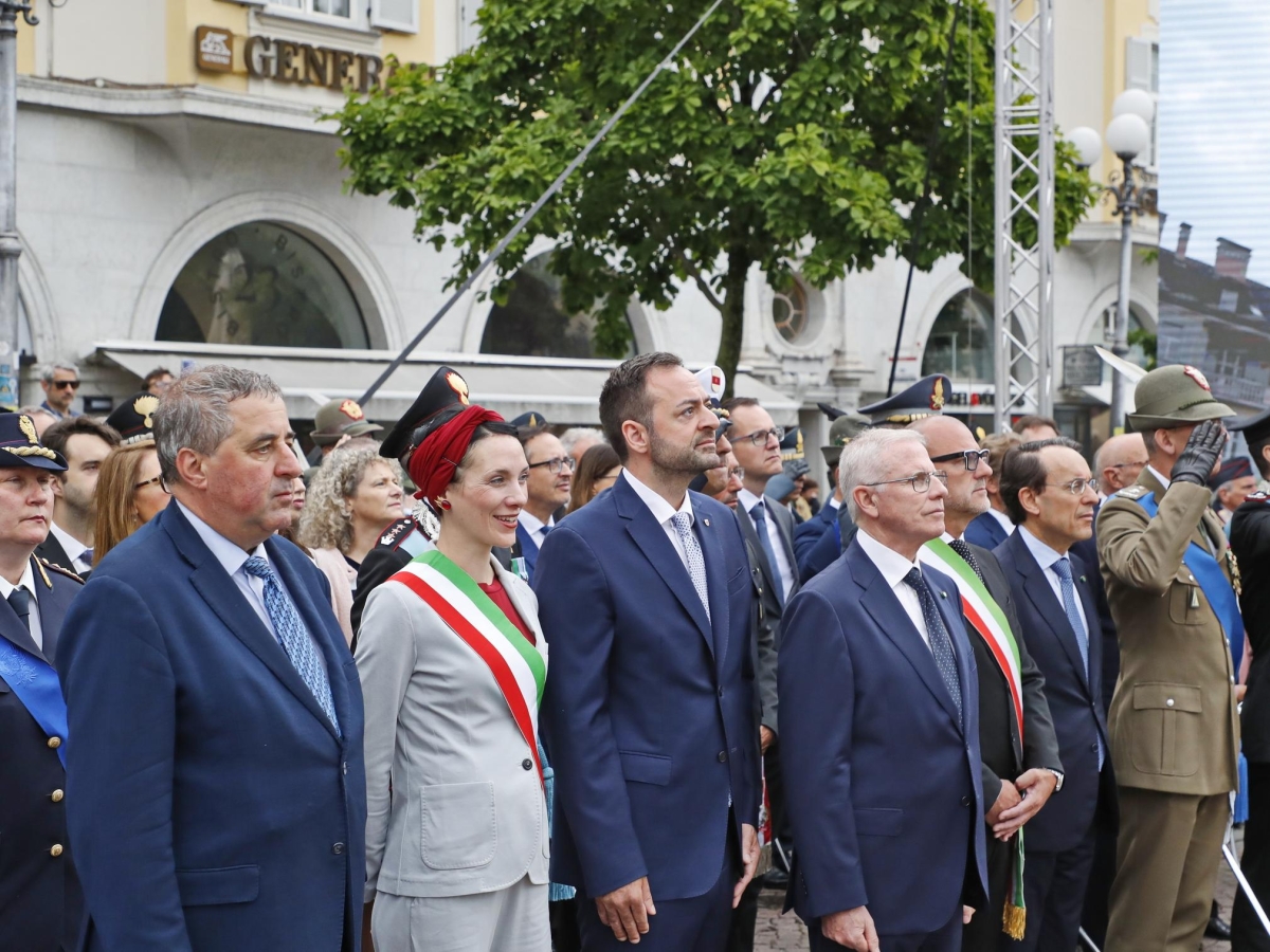 La sindaca di Merano Katharina Zeller in piazza per il 2 giugno con la fascia tricolore: «Basta polemiche, è un onore portarla»