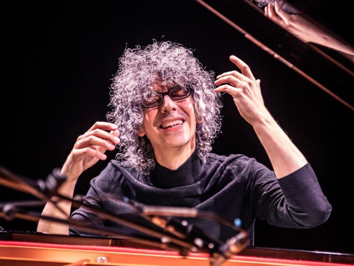 Allevi: «Torno sul palco. Il momento che temo di più è il primo atto: il dolore alla schiena e il tremore alle dita non aiutano»