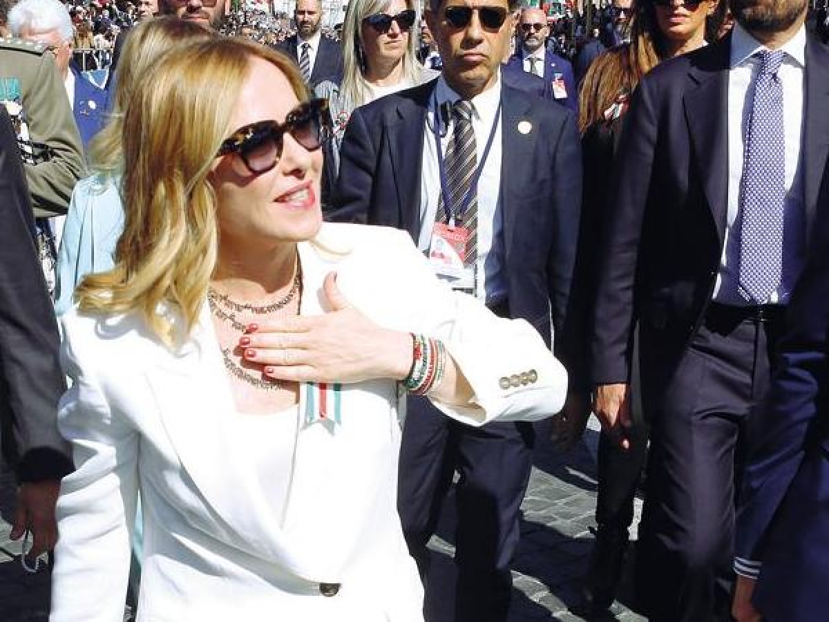 Sequestrati Ferrari e 2 milioni: sfruttavano l'immigrazione clandestina, raffica di arresti in Campania. Meloni: «Sui click day avevamo ragione»