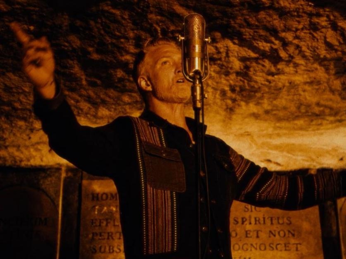 Josh Homme dei Queens of the Stone Age: «L'anno scorso a Milano pensavo di morire: dopo tre ore ho preso un aereo e sono stato operato negli Usa»