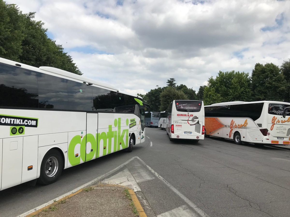 Firenze, via i bus turistici dal Lungarno Pecori Giraldi: da luglio si fermeranno alle Cascine