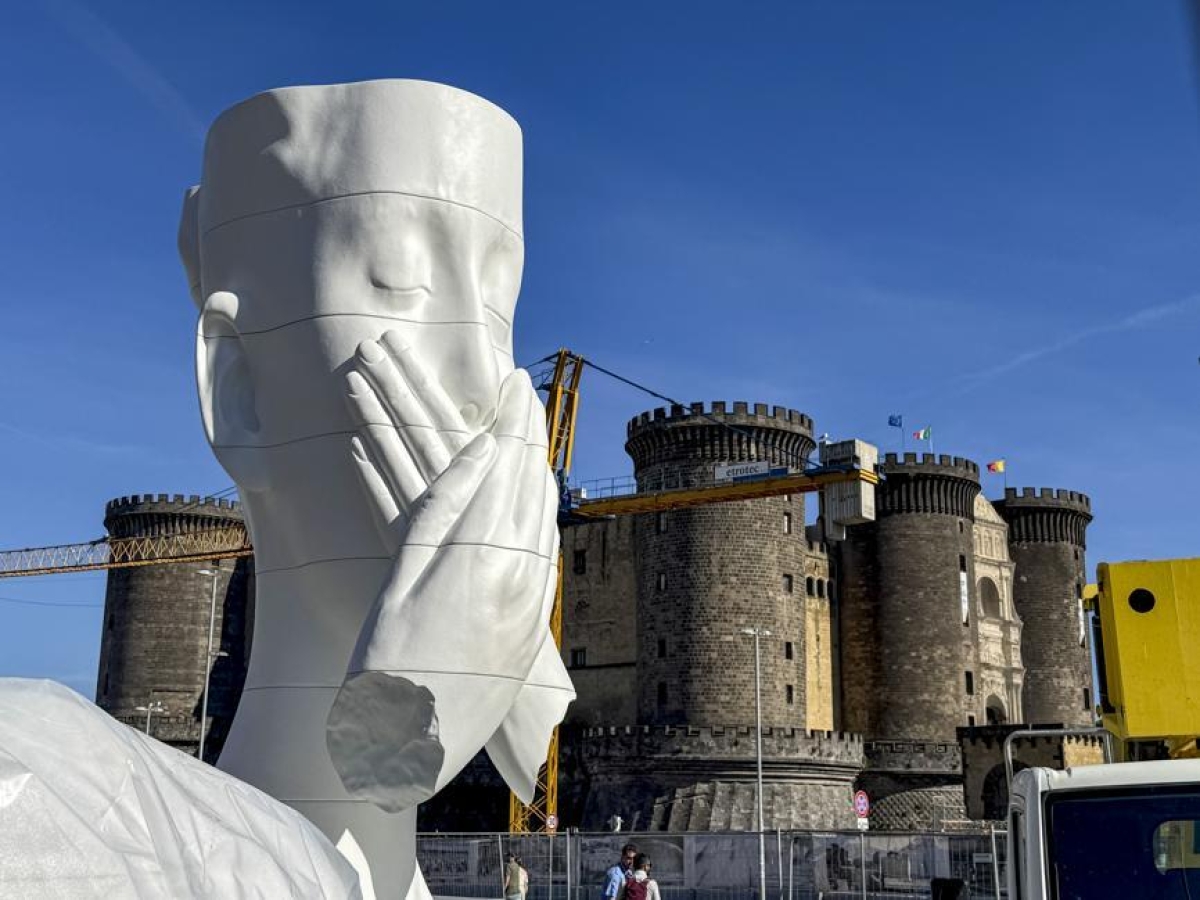 Silent Hortense, ecco la nuova maxi installazione di piazza Municipio: inaugurazione giovedì 5 giugno