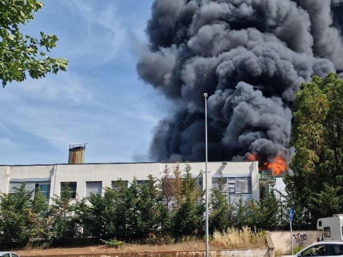 Viterbo, università a fuoco: indagini sui lavori sul tetto. Lezioni su Zoom per due giorni. Il Rettore: «Era un luogo simbolico»