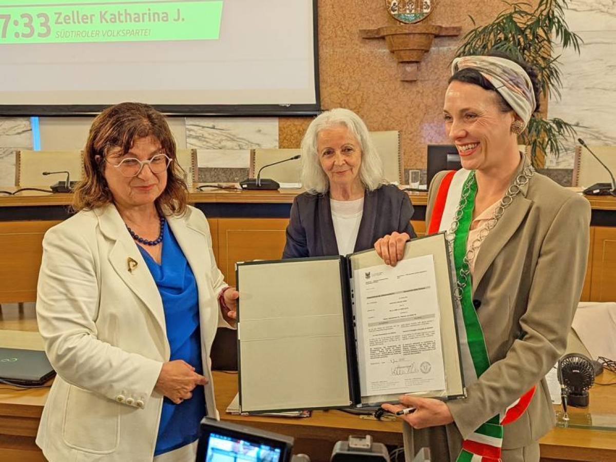 Katharina Zeller, la nuova sindaca di Merano giura in aula indossando il tricolore: «Martedì giunta pronta»