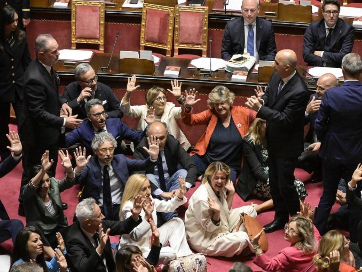 Sit-in, cartelli e mani in alto contro il dl Sicurezza. Poi l’accusa: «State con i criminali». E in Aula scoppia il caos