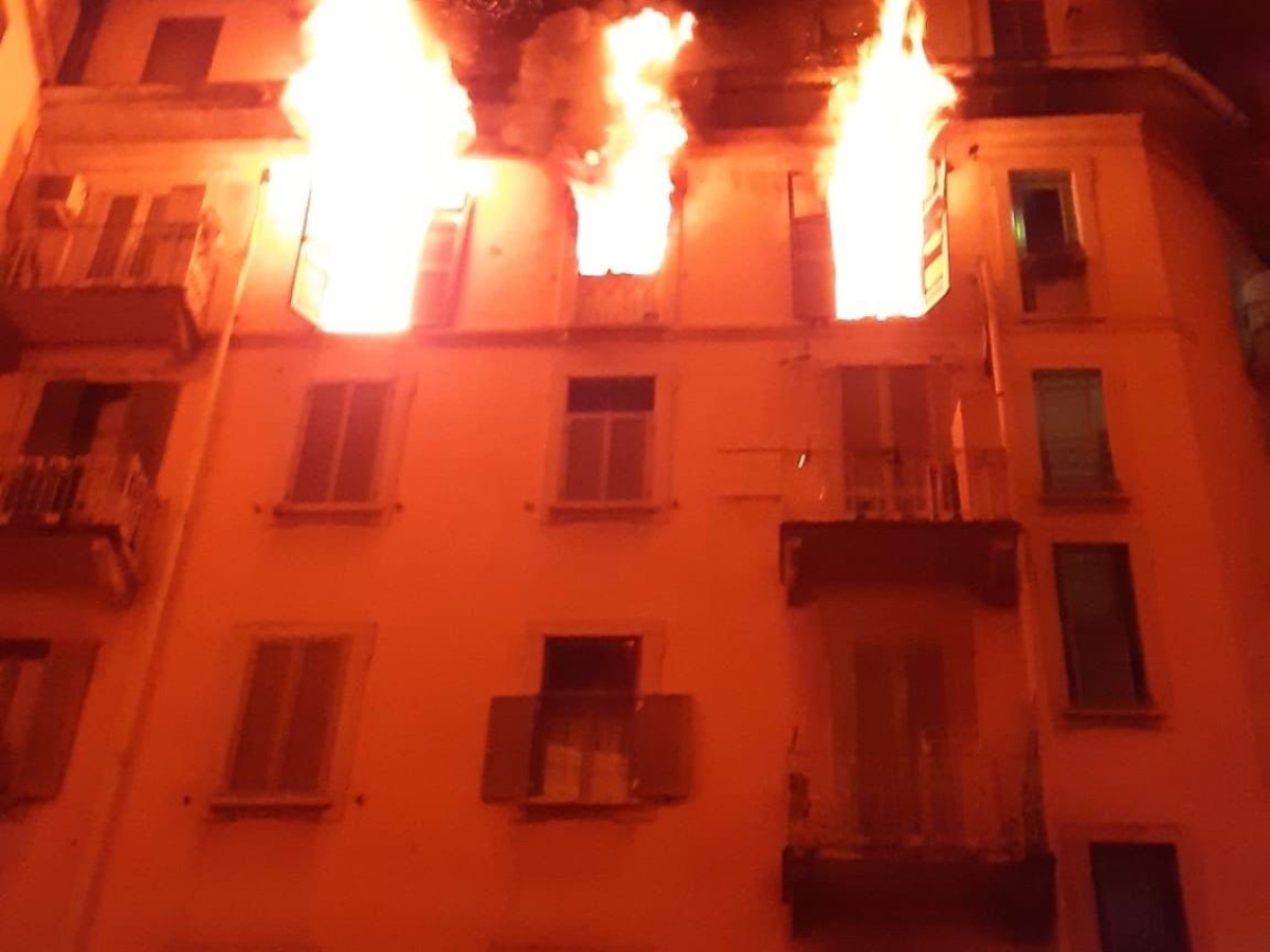 Incendio a Milano, una donna di 48 anni si lancia dal suo appartamento e muore Incendio a Milano, una donna di 48 anni si lancia dal suo appartamento e muore