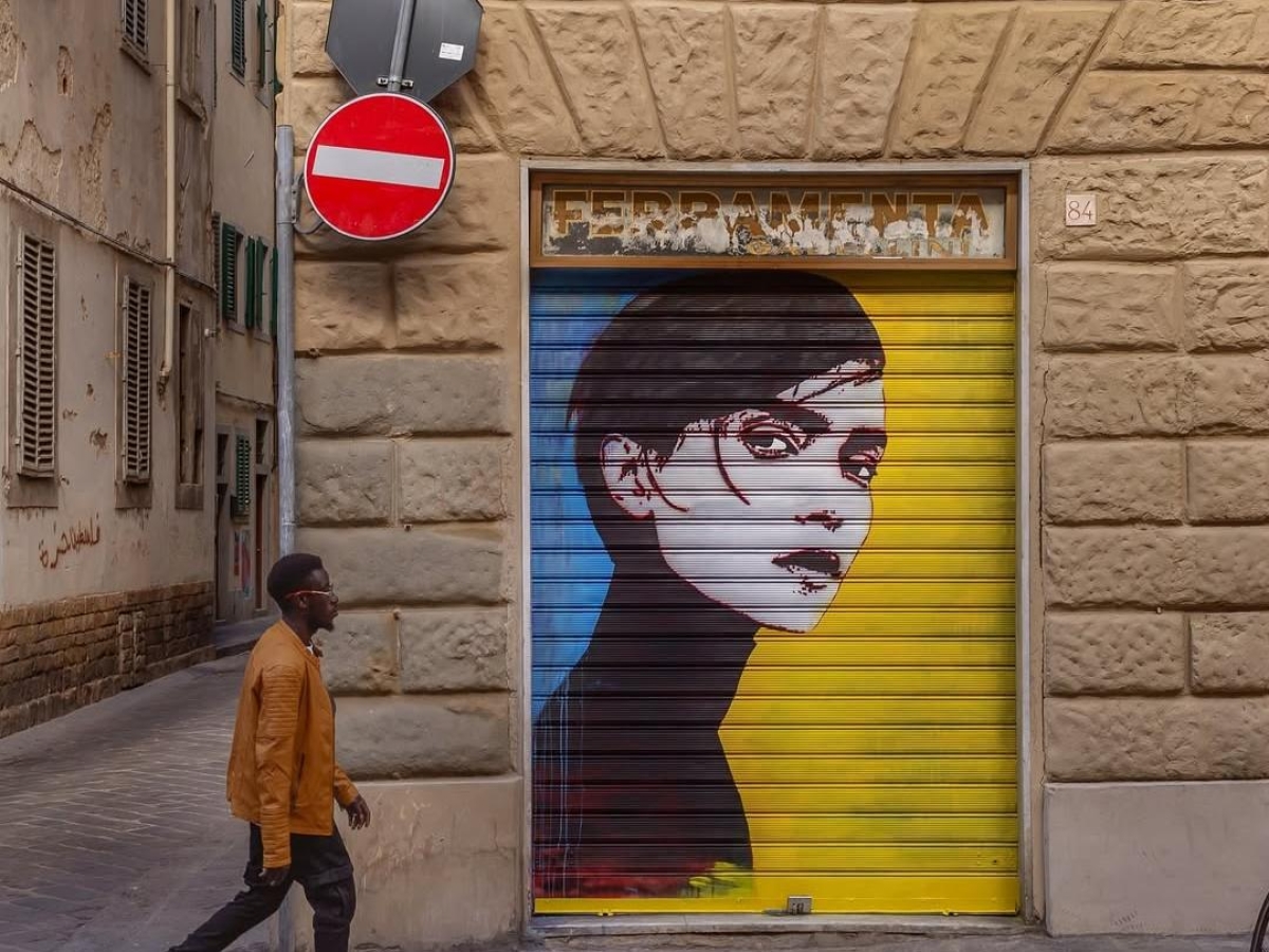 Firenze, via Palazzuolo torna a colori con i bandoni d’autore: street artist, mostre e musica