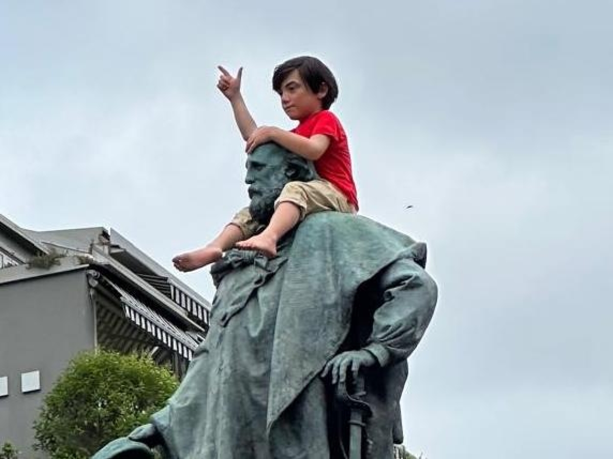 Bergamo, il bimbo sulla statua di Garibaldi che mima una pistola, la provocazione di Cattelan si chiama «One»